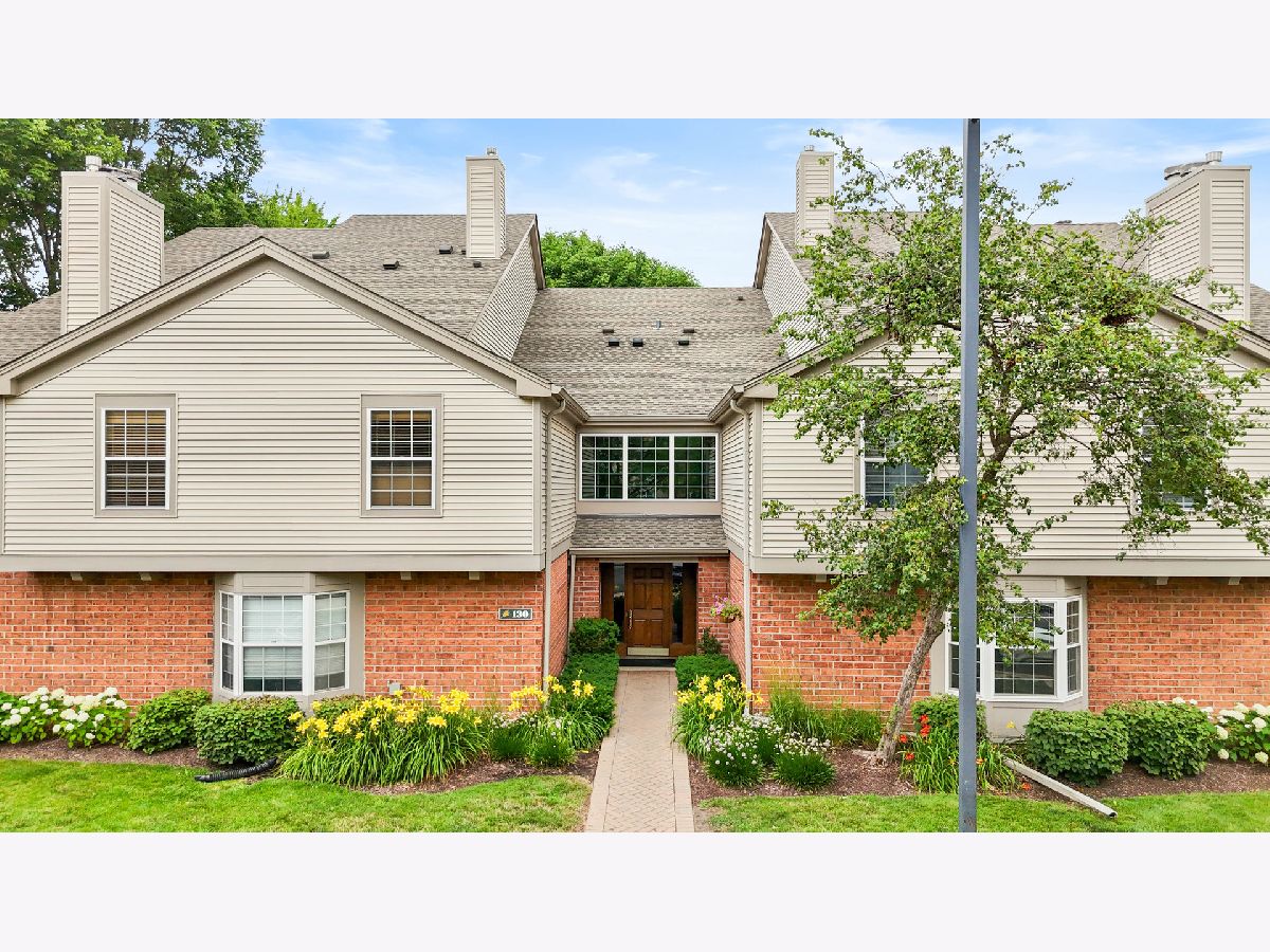 Condos & Townhomes For Sale 12 Oaks At Schaumburg Schaumburg Illinois, 130 Crest Wood Court
