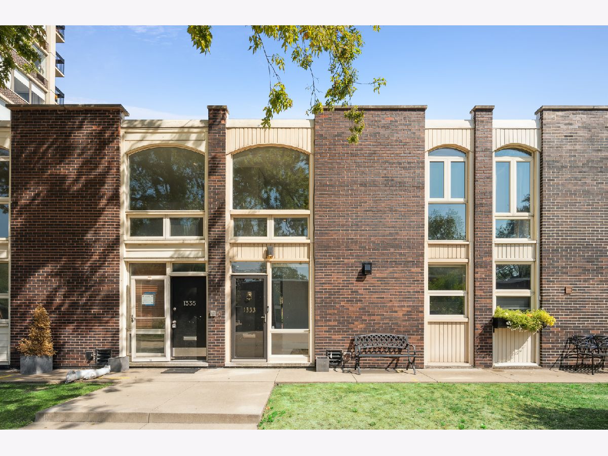 Condos & Townhomes For Sale Sandburg Village Chicago Illinois, 1333 Sandburg Terrace