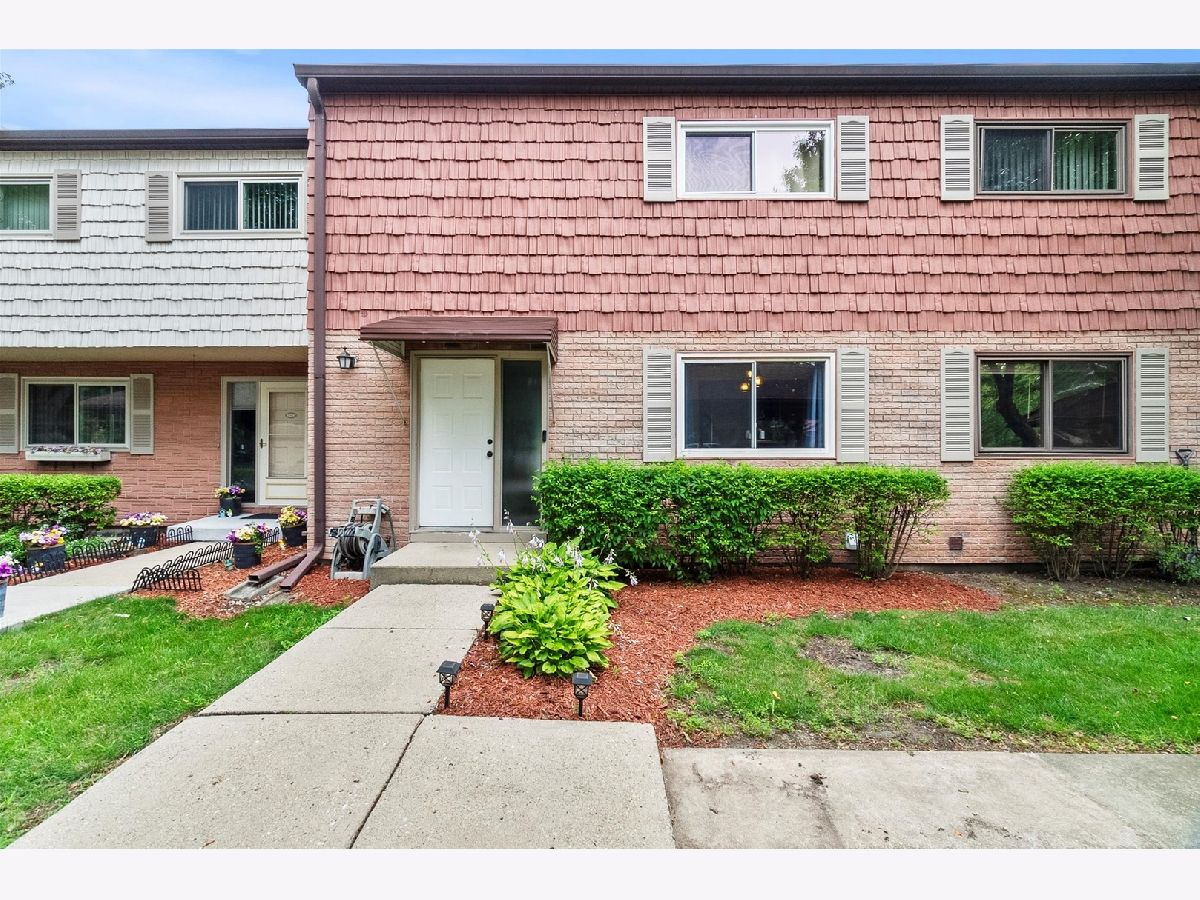  For Sale Wheeling Illinois, 425 Commanche Trail