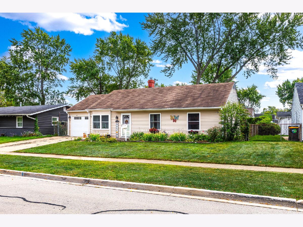 Homes & Townhomes For Sale Woodland Heights Streamwood Illinois, 121 Briarwood Drive