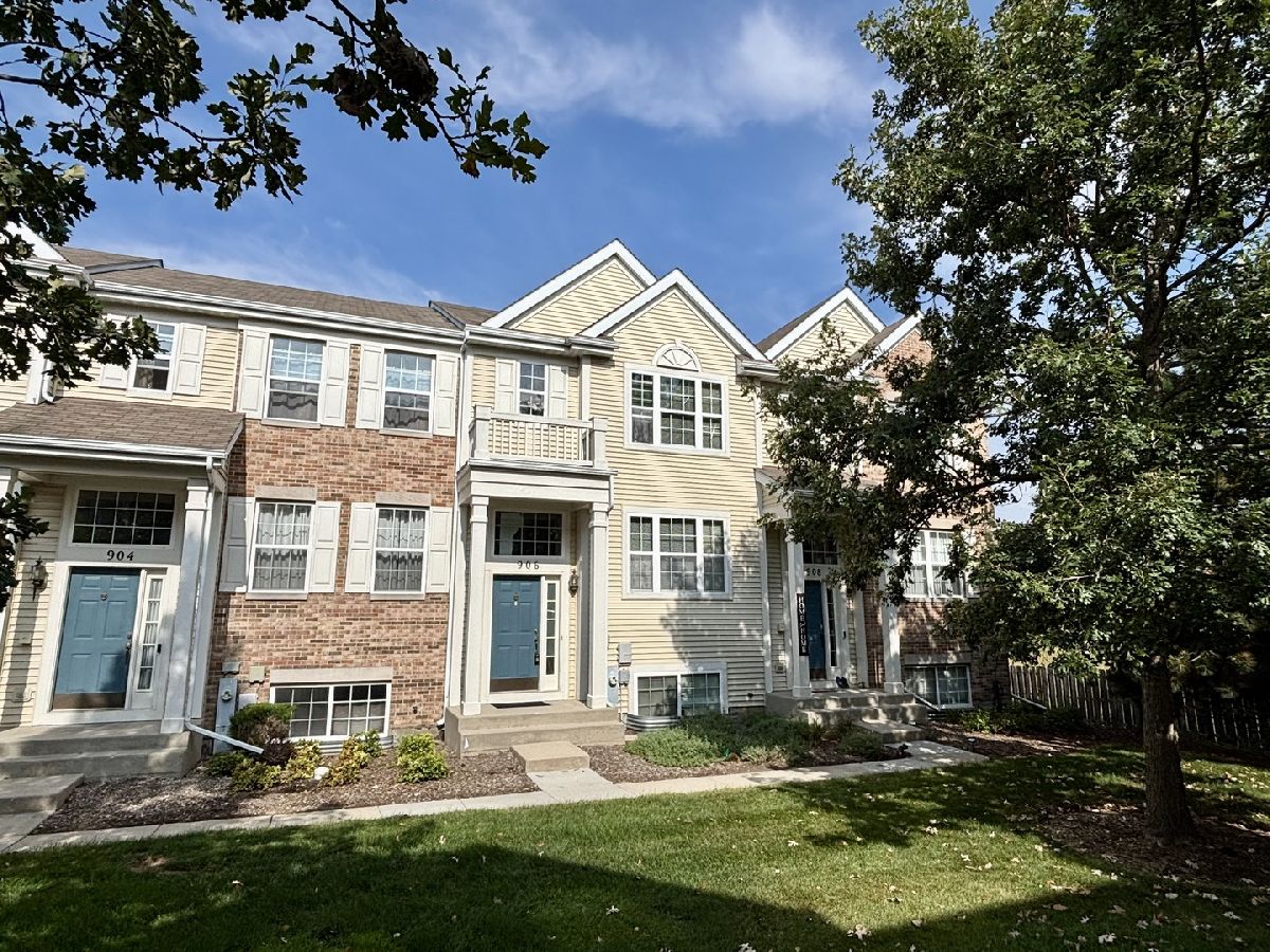  For Sale Pingree Grove Illinois, 906 Clover Lane