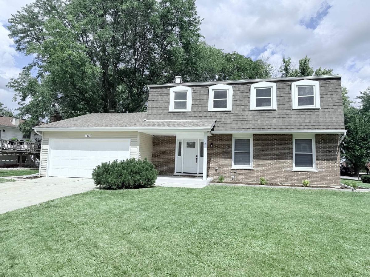 Homes & Townhomes & Condos For Sale Briarcliffe Wheaton Illinois, 1581 Groton Lane