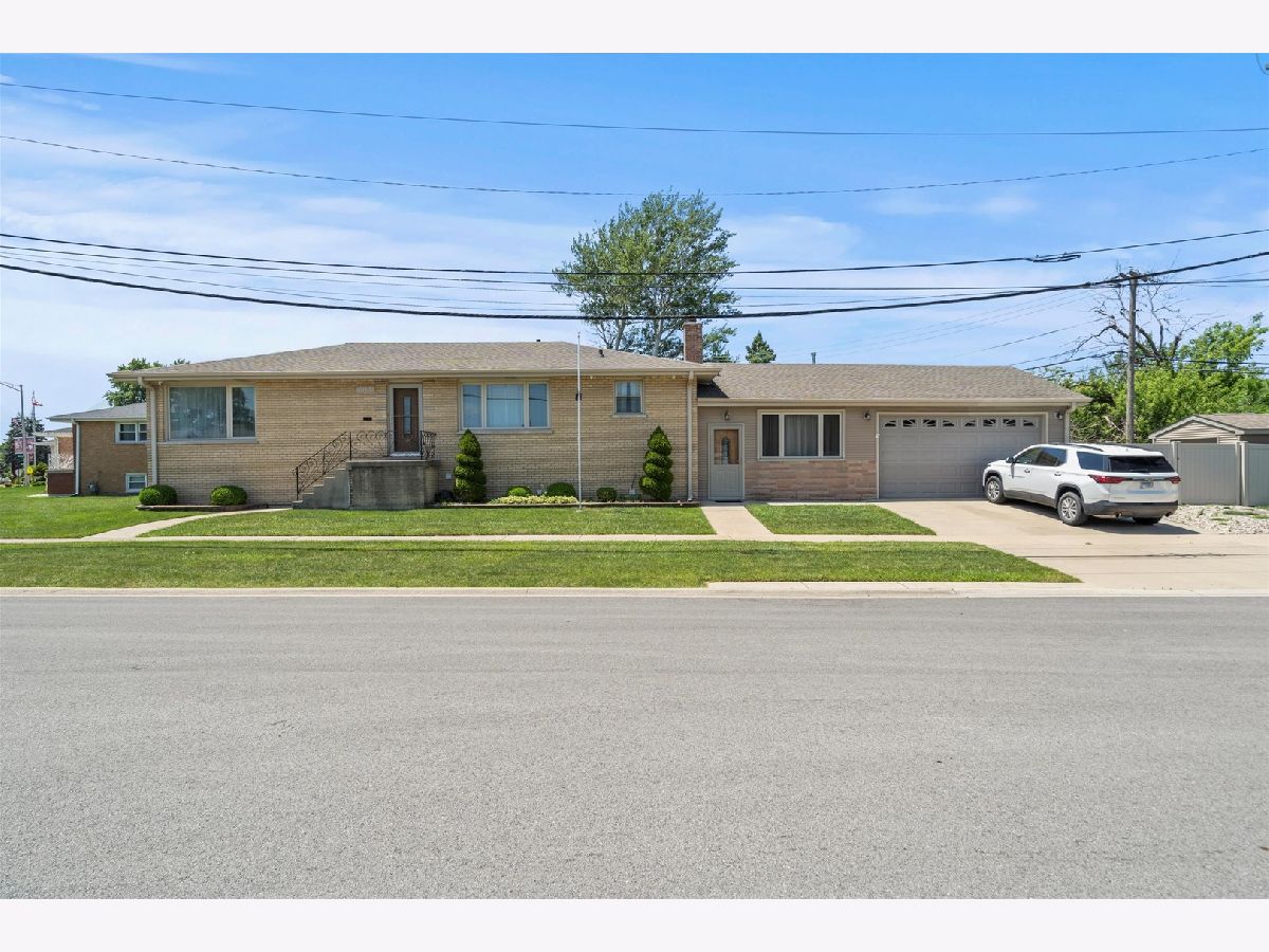 Homes For Sale Barletts Burbank Illinois, 8436 Moody Avenue