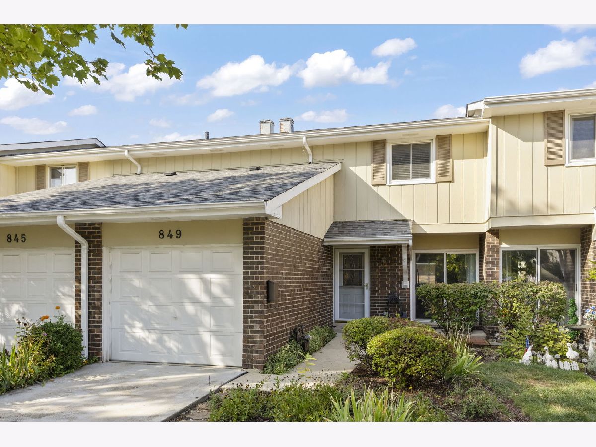 Condos & Townhomes & Homes Sold Briarcliffe Knolls Wheaton Illinois, 849 Queenswood