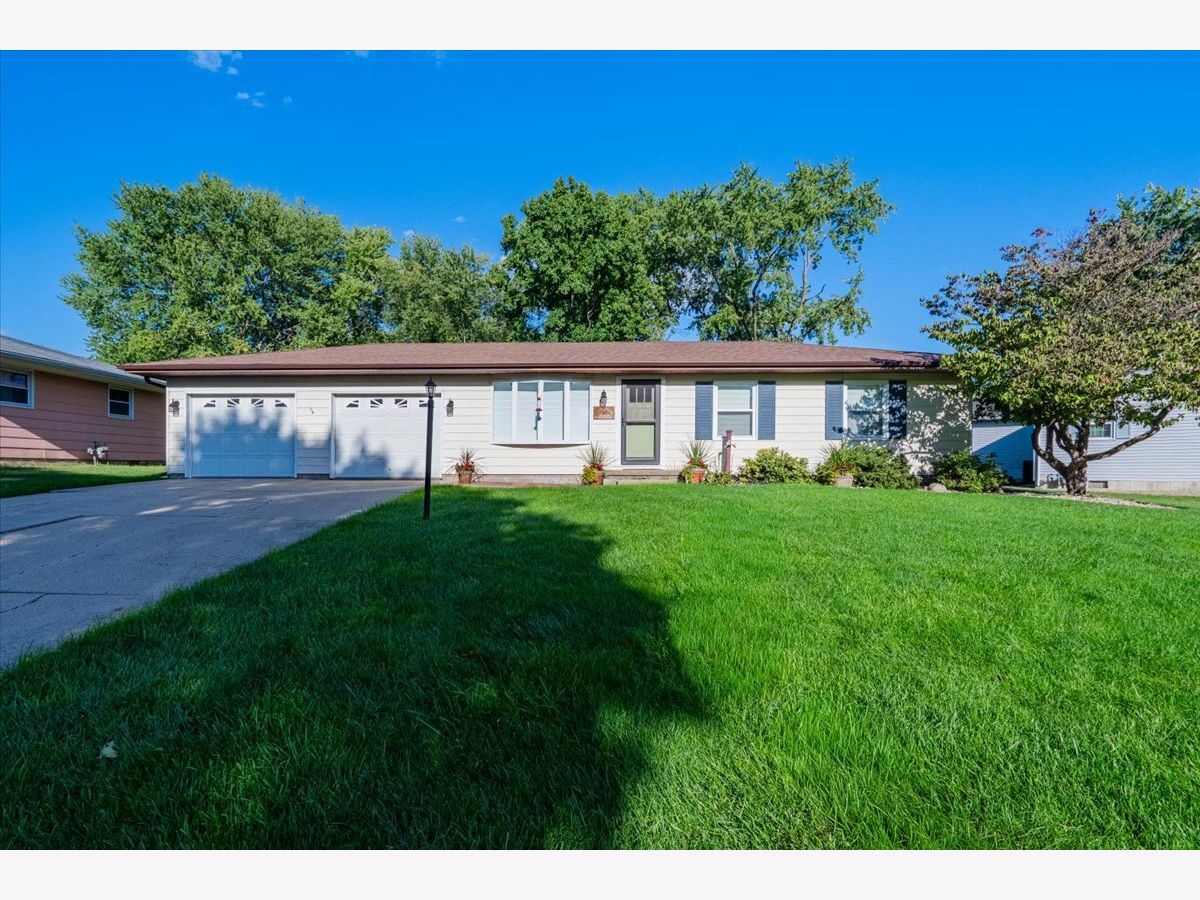  For Sale Clinton Illinois, 16 Holly Drive