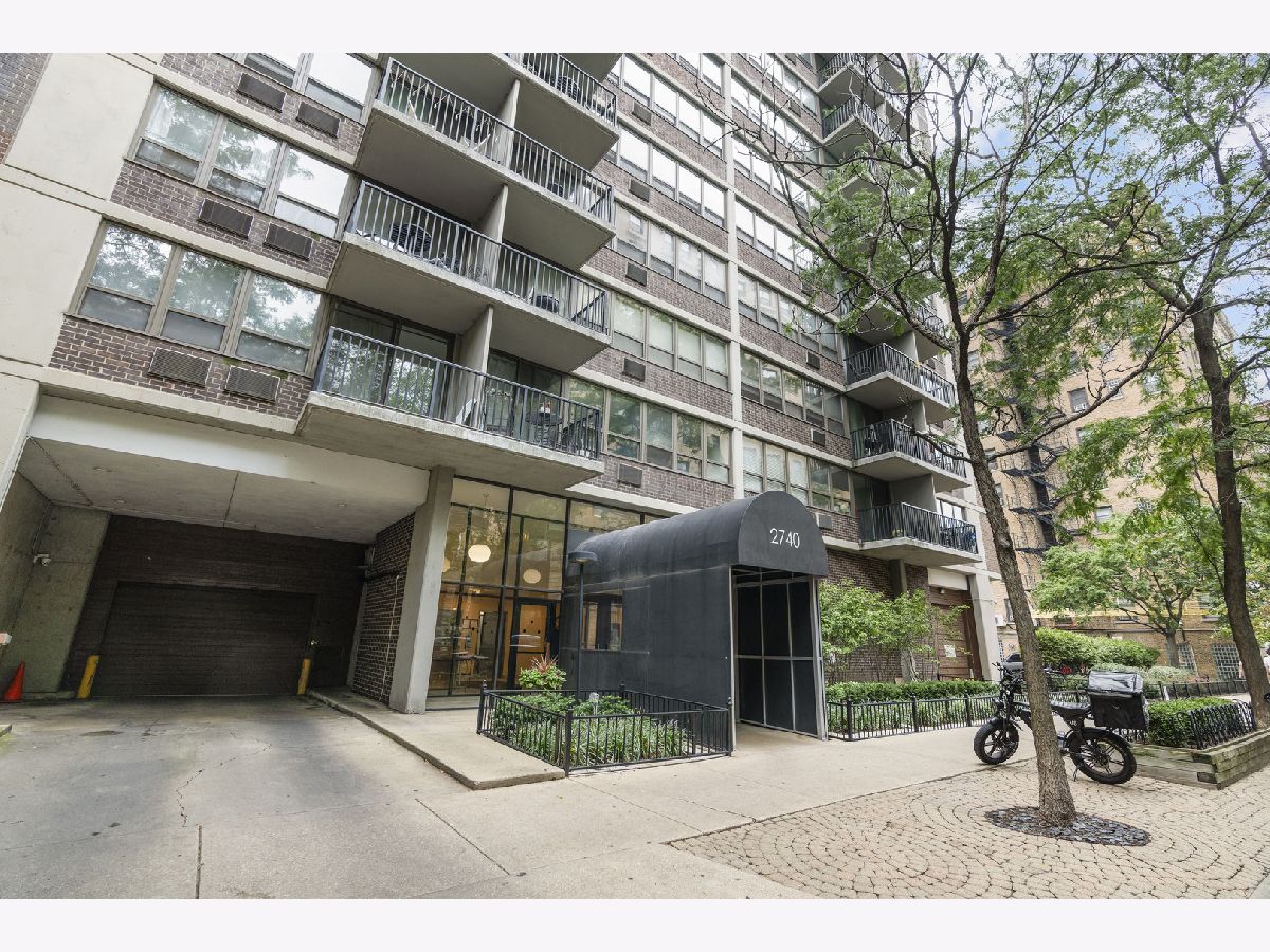 Condominiums For Sale Parkview Towers Chicago Illinois, 2740 Pine Grove Avenue