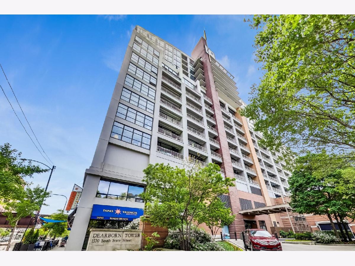 Condos & Townhomes For Sale Dearborn Tower Chicago Illinois, 1530 State Street