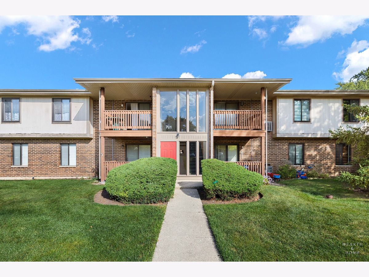 Condominiums & Homes For Sale Brookside Streamwood Illinois, 701 Garden Circle