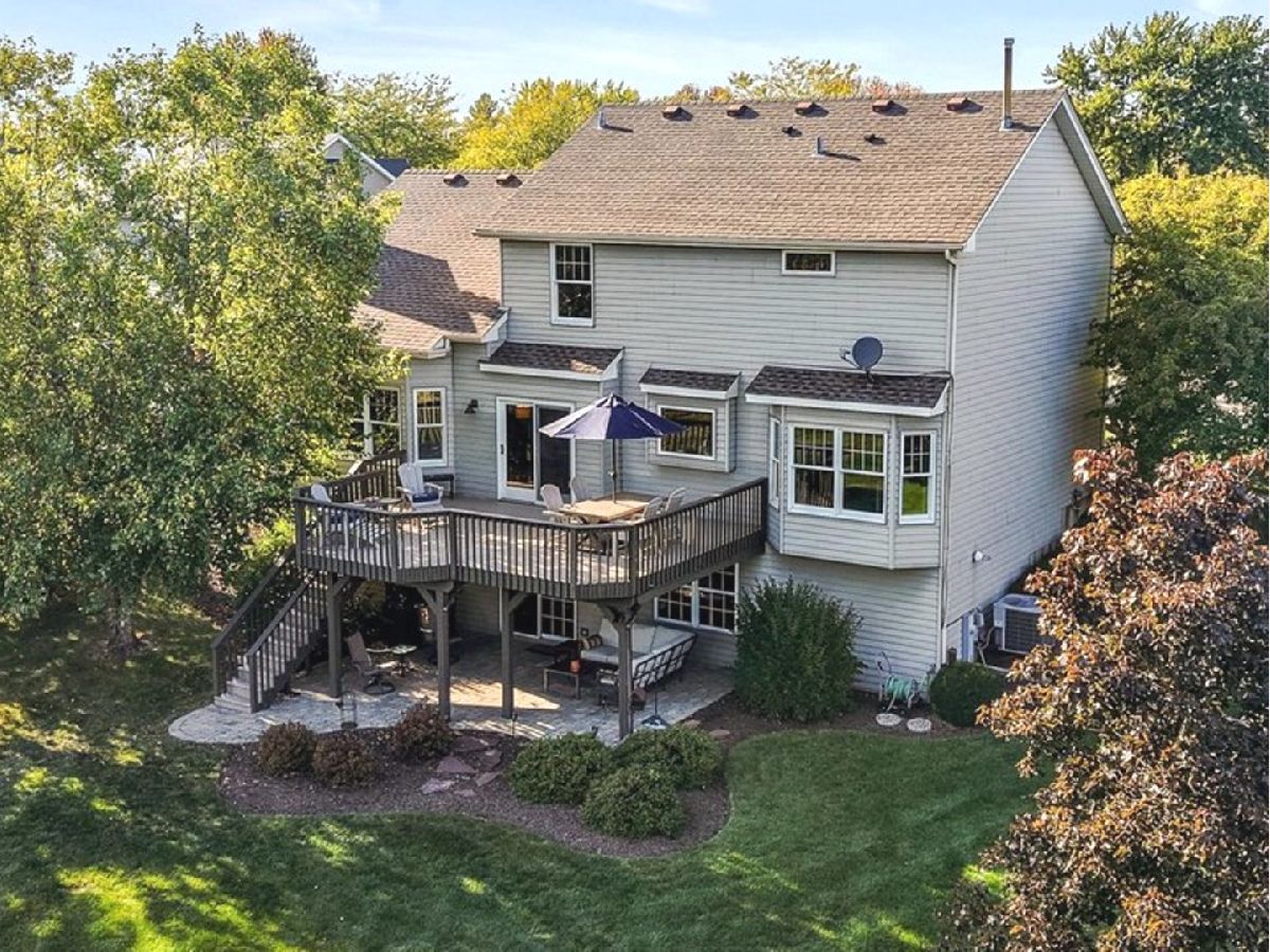Homes & Condos & Townhomes For Sale Lakeview Estates Oswego Illinois, 214 Parkside Lane