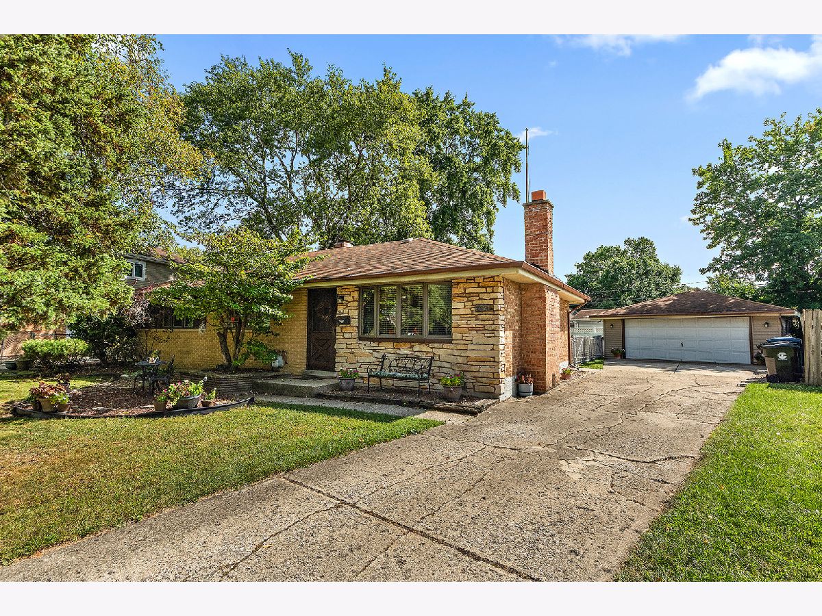 Homes For Sale Southfield Bridgeview Illinois, 6821 Saratoga Drive