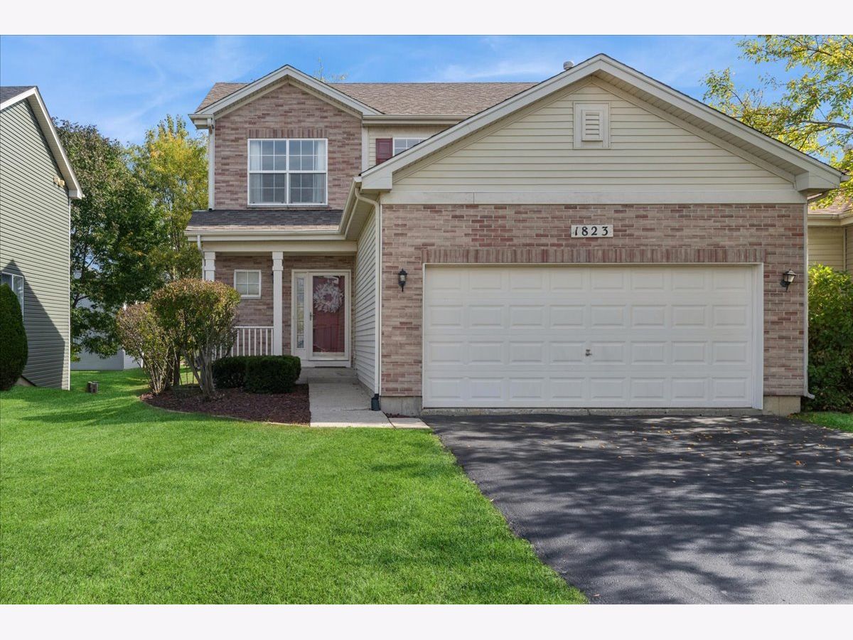 Homes & Townhomes For Sale Lakewood Grove Round Lake Illinois, 1823 Fallbrook Drive