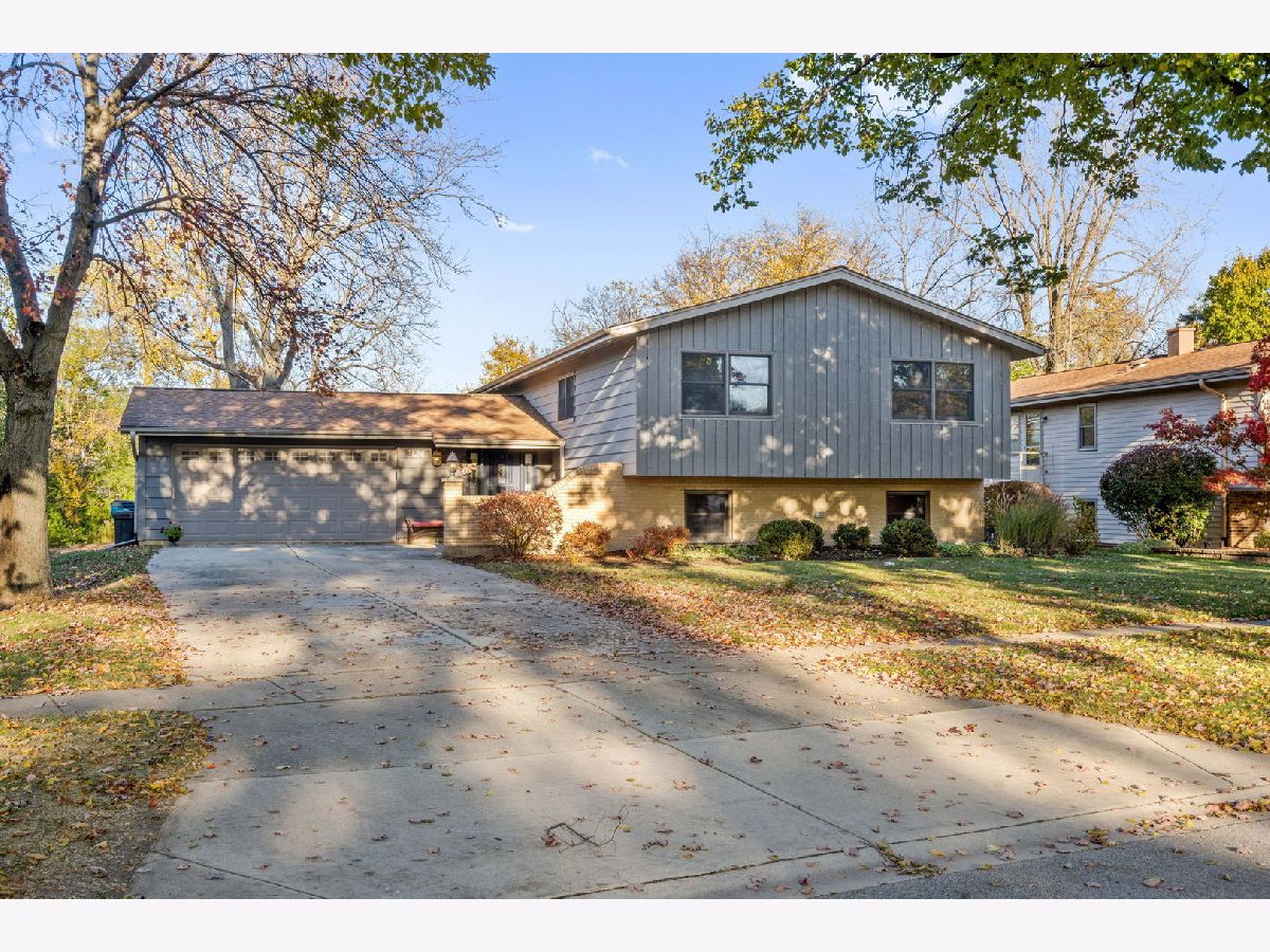 Homes For Sale Prentiss Creek Downers Grove Illinois, 2124 Midhurst Road