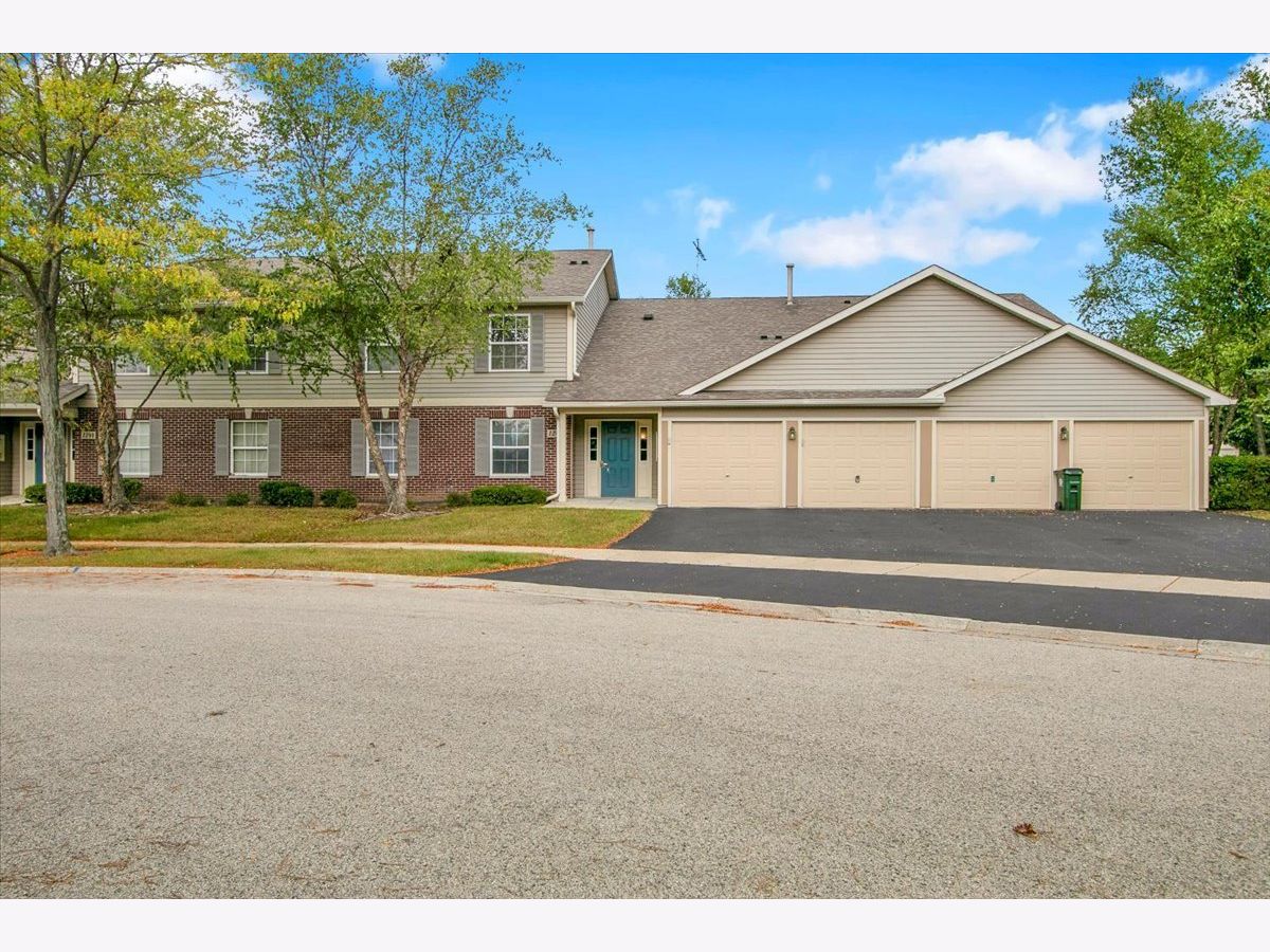 Condos & Townhomes For Sale Fairfield Village Round Lake Beach Illinois, 1248 Red Oak Circle