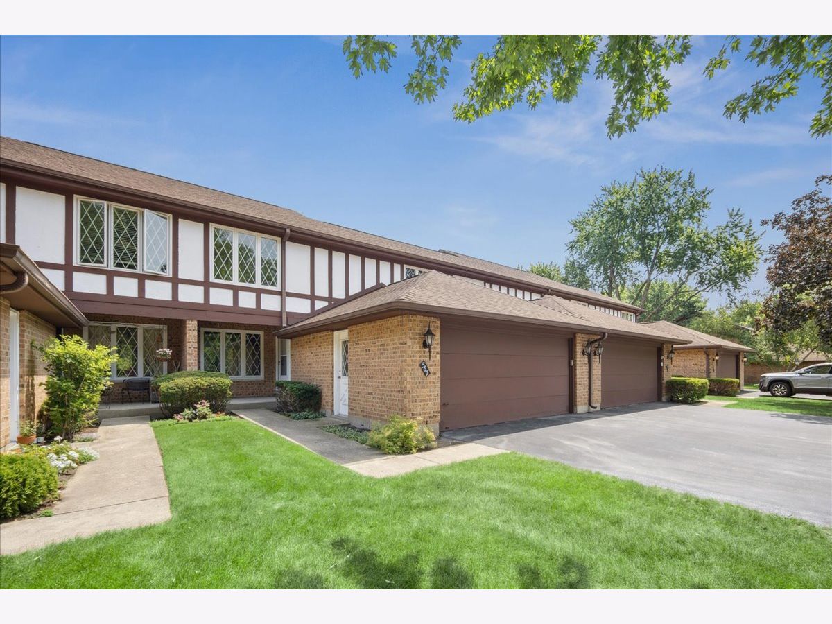 Homes & Townhomes & Condos For Sale Four Colonies Crystal Lake Illinois, 567 Cress Creek Lane