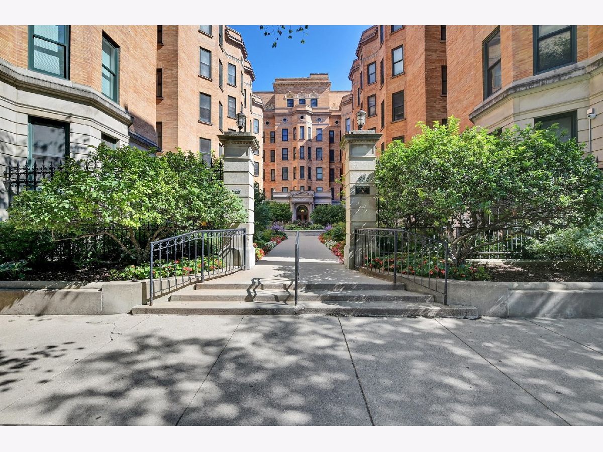 Condominiums For Sale The Commodore Chicago Illinois, 550 Surf Street