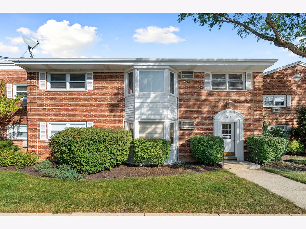 Condominiums For Sale Hampton Courts Arlington Heights Illinois, 514 Miner Street