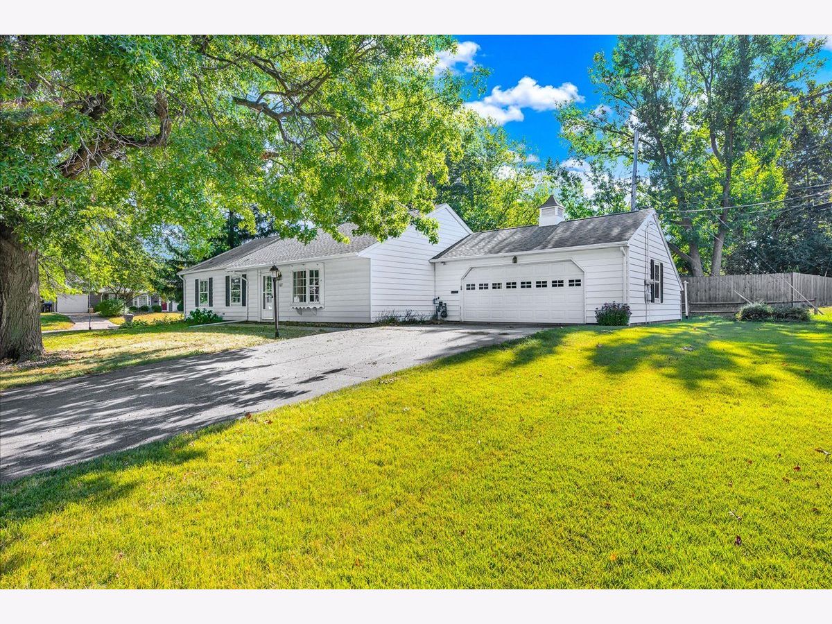 Homes & Condos & Townhomes For Sale Fairway Knolls Bloomington Illinois, 403 Delmar Lane