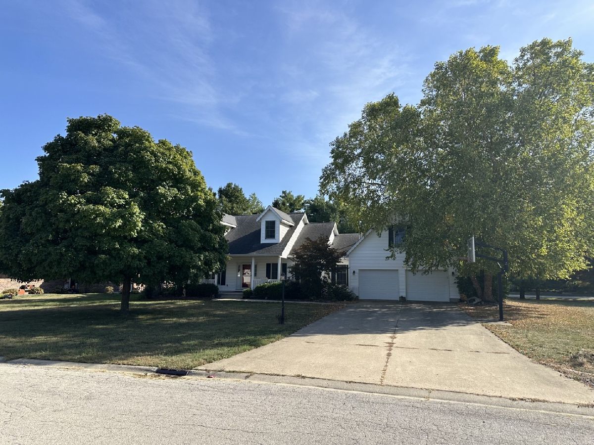 Homes & Condos & Townhomes Sold Chimneys Monticello Illinois, 1207 Dickens