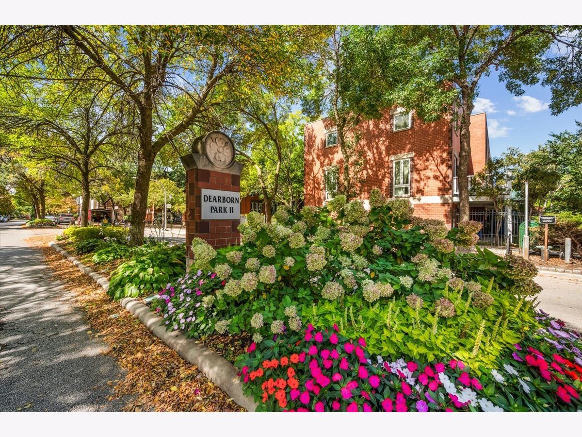 Townhomes & Condos & Homes For Sale Dearborn Park Ii Chicago Illinois, 1200 Federal Street