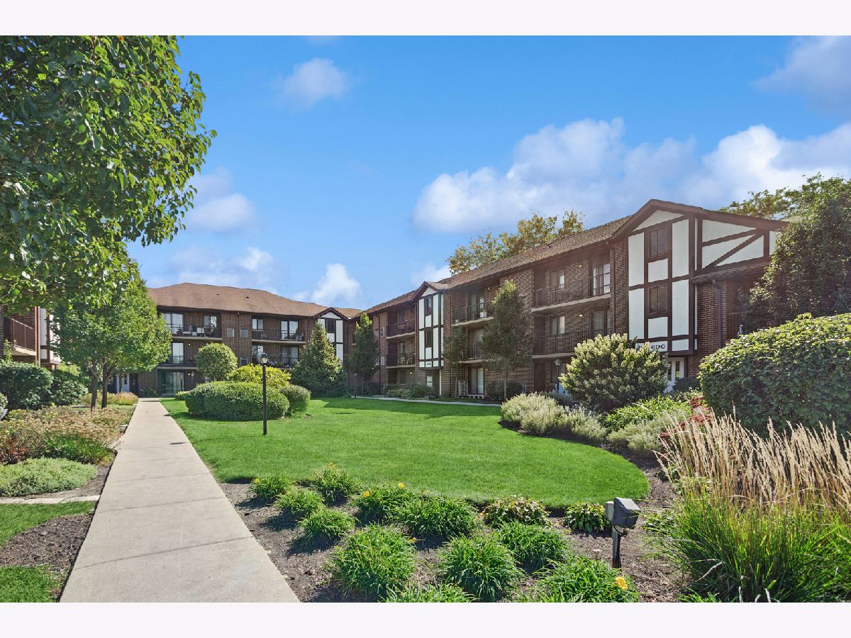 Townhomes & Condos For Sale Yorkshire Court Elmhurst Illinois, 915 York Road