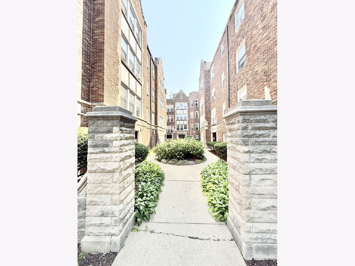 Rented Chicago Illinois, 2801 Lunt