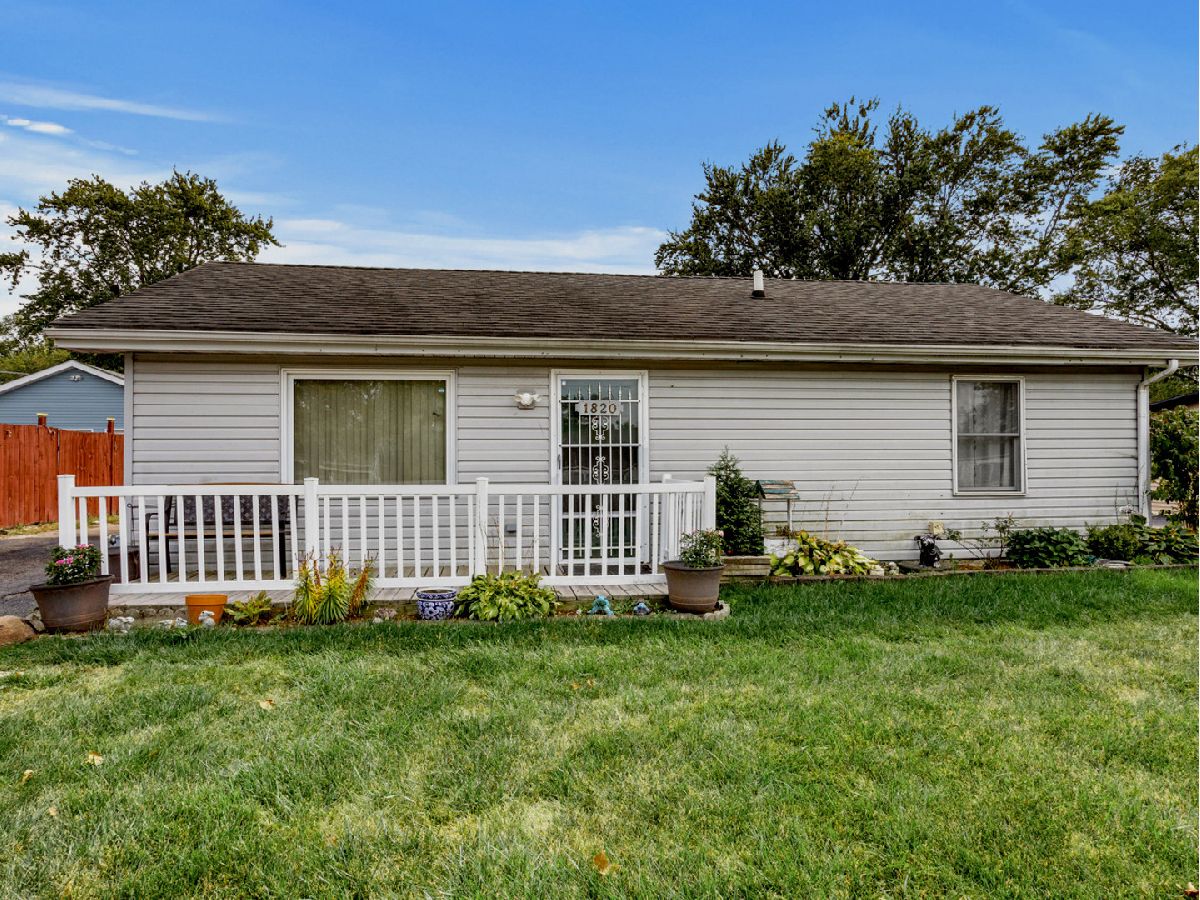Homes & Condos & Townhomes For Sale Raynor Hills Estate Crest Hill Illinois, 1820 Burry Circle Drive