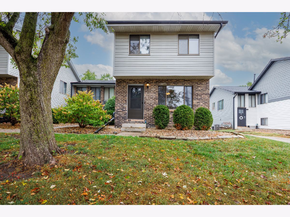 Homes & Condos & Townhomes For Sale Pleasant Hills N. Normal Illinois, 107 Orr Drive