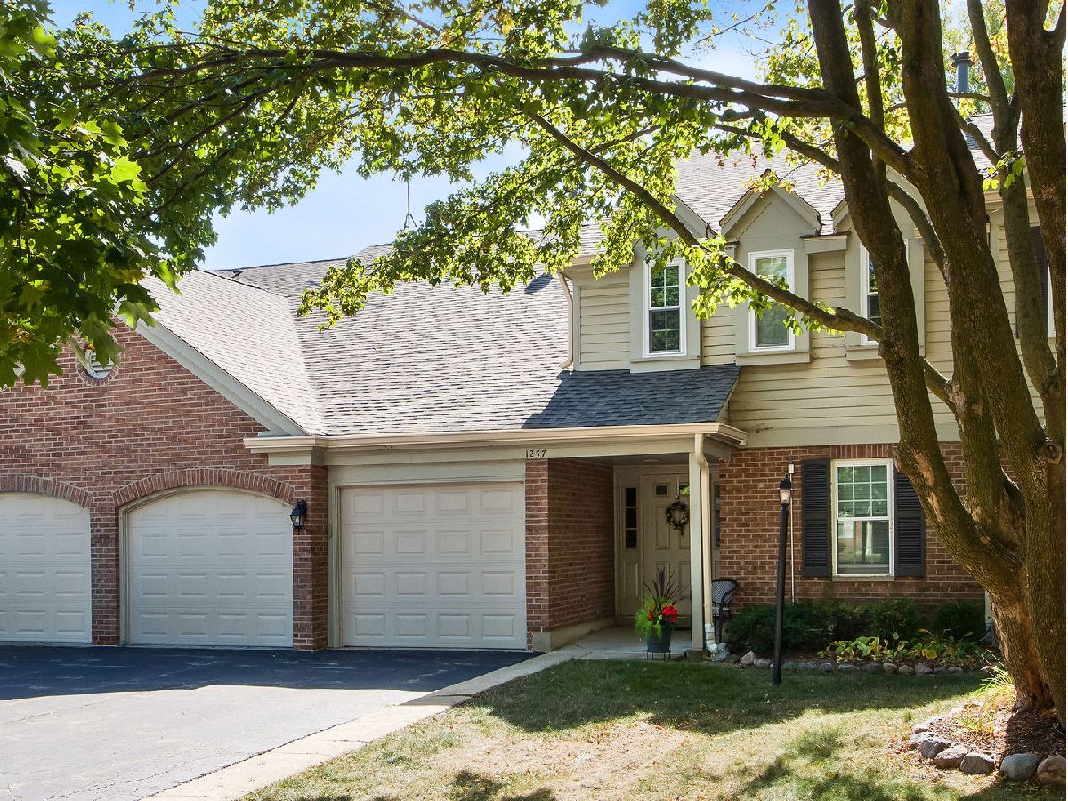 Condominiums For Sale Willow Pond Schaumburg Illinois, 1257 Rosewood Court