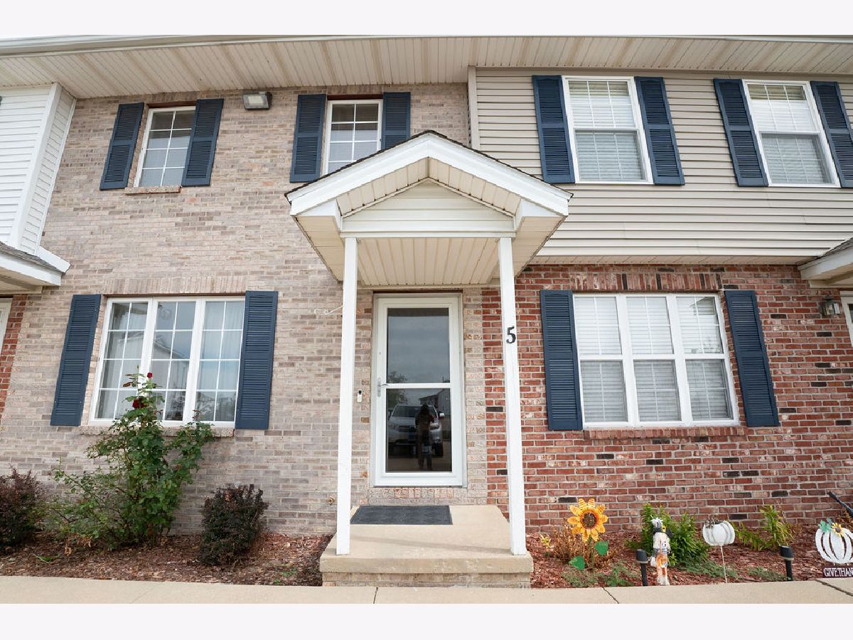 Condos & Townhomes & Homes For Sale Prairieview Estates Bloomington Illinois, 31 Fetzer Drive