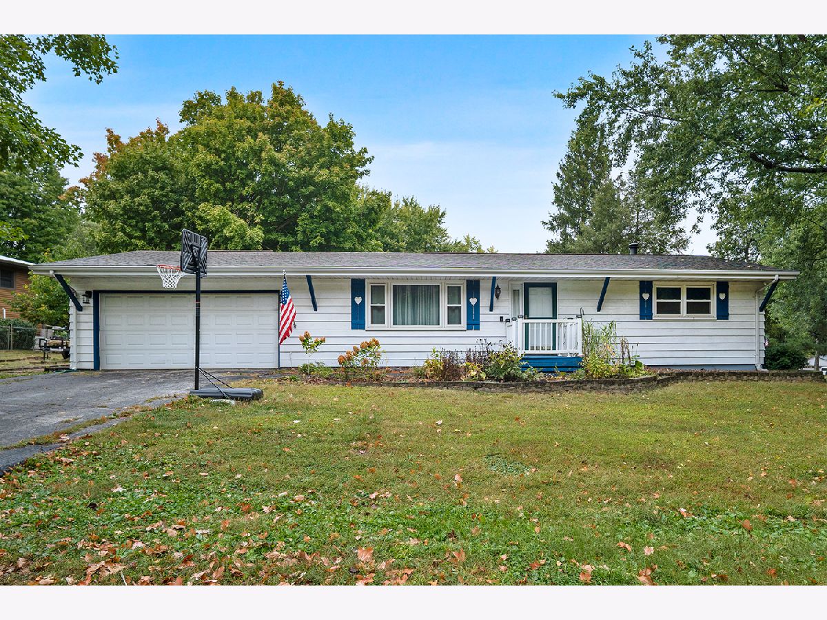 Homes For Sale Country Estates Bloomington Illinois, 8468 Carriage Hills Road