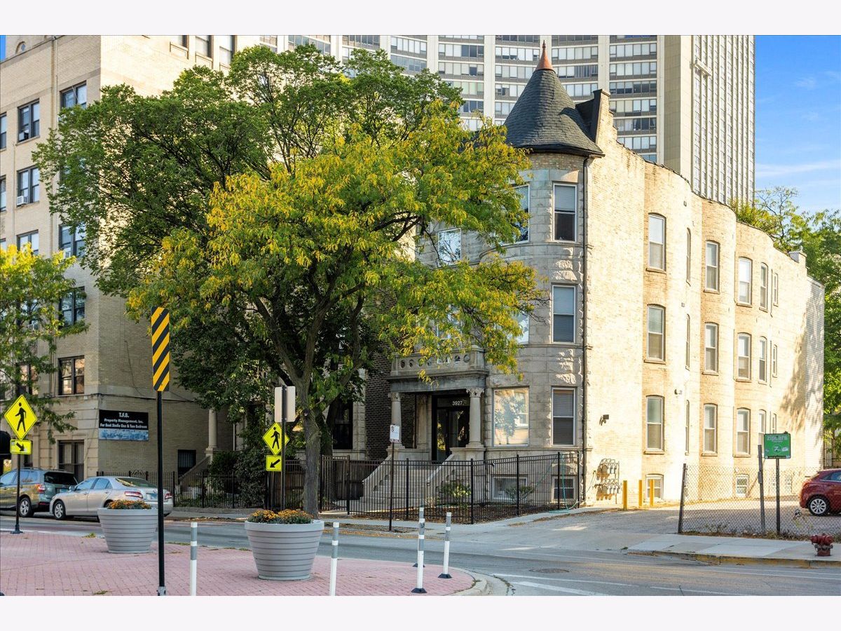 Rented Chicago Illinois, 3927 Clarendon