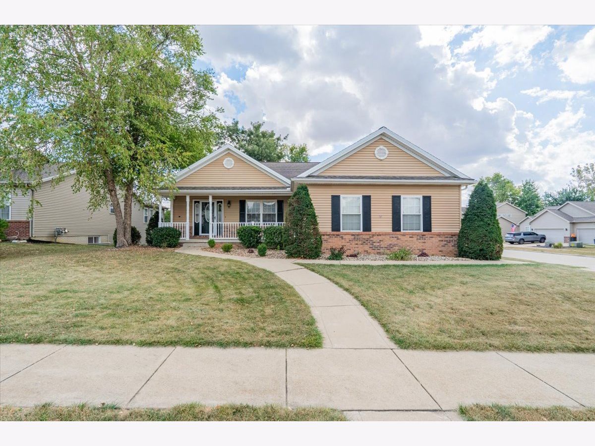 Homes & Condos & Townhomes For Sale Wittenberg Woods Bloomington Illinois, 1008 Wittenwoods Drive