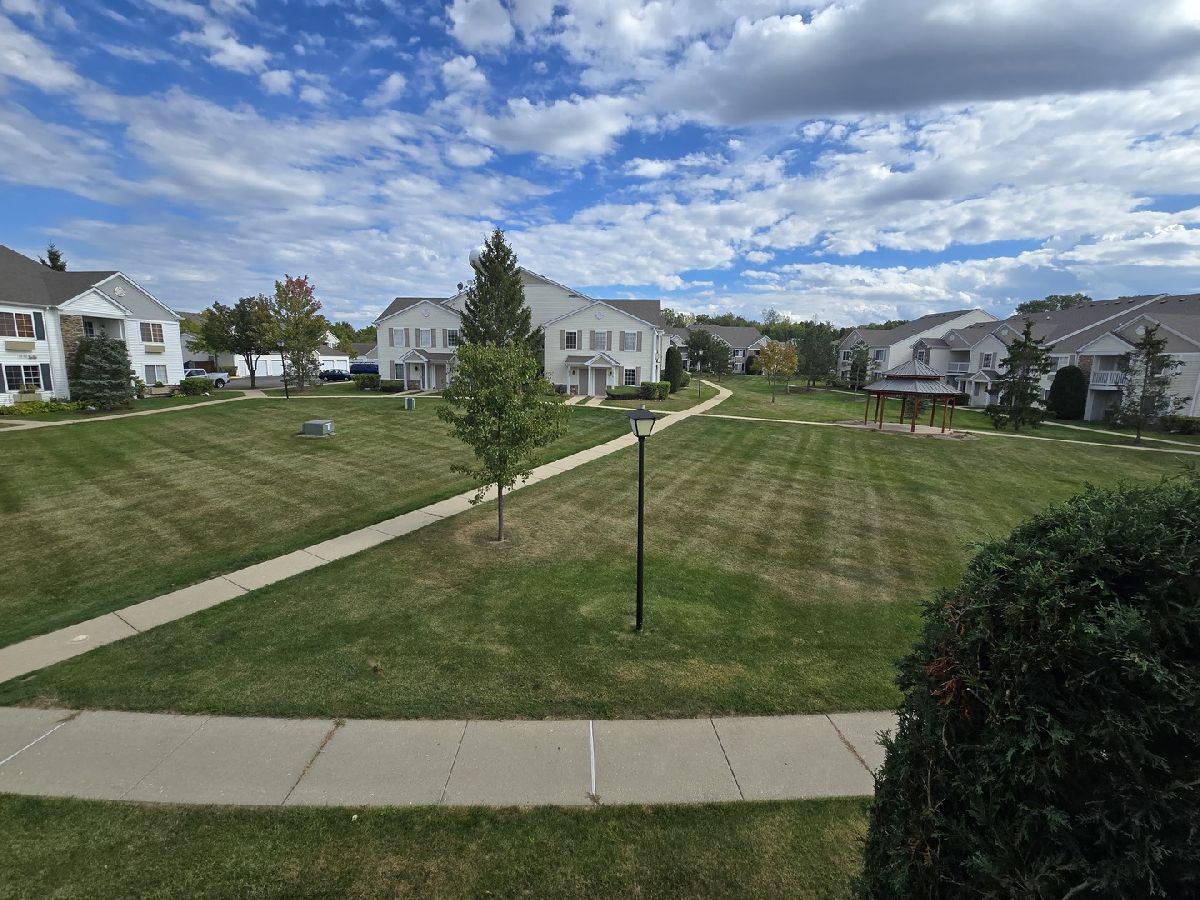 Townhomes & Condos For Rent Silverstone Lake Carpentersville Illinois, 1531 Silverstone
