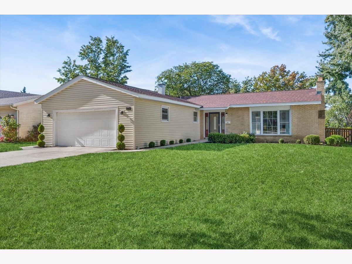  For Sale Wheaton Illinois, 2214 Kingston Drive