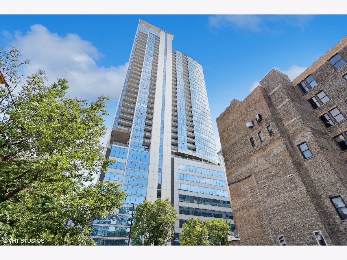 Condominiums For Sale Silver Tower Chicago Illinois, 303 Ohio Street