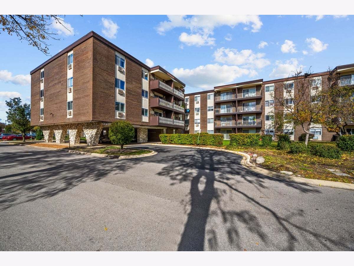 Condominiums For Sale Point West Lombard Illinois, 1311 Finley Road