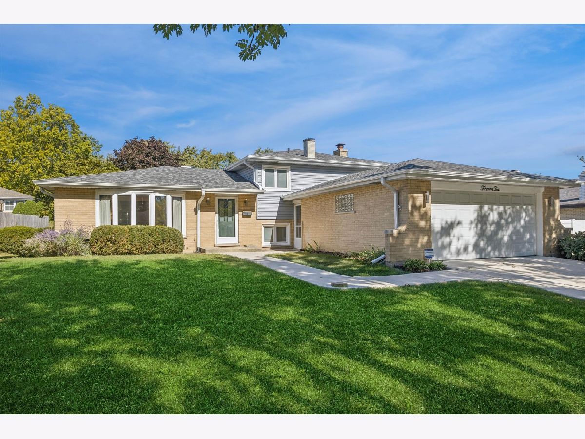 For Sale Darien Illinois, 1310 Iroquois Lane