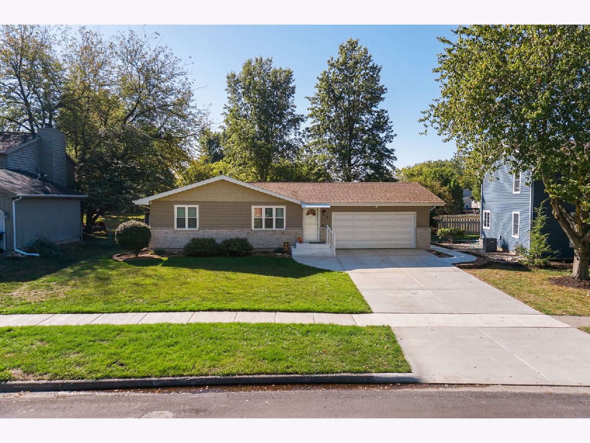 Homes & Condos & Townhomes For Sale Rollingbrook Bloomington Illinois, 3 Kenfield Circle