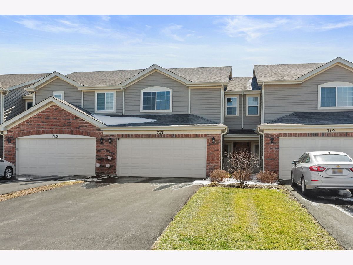 Townhomes For Sale West Lake Cary Illinois, 717 Wellington Lane
