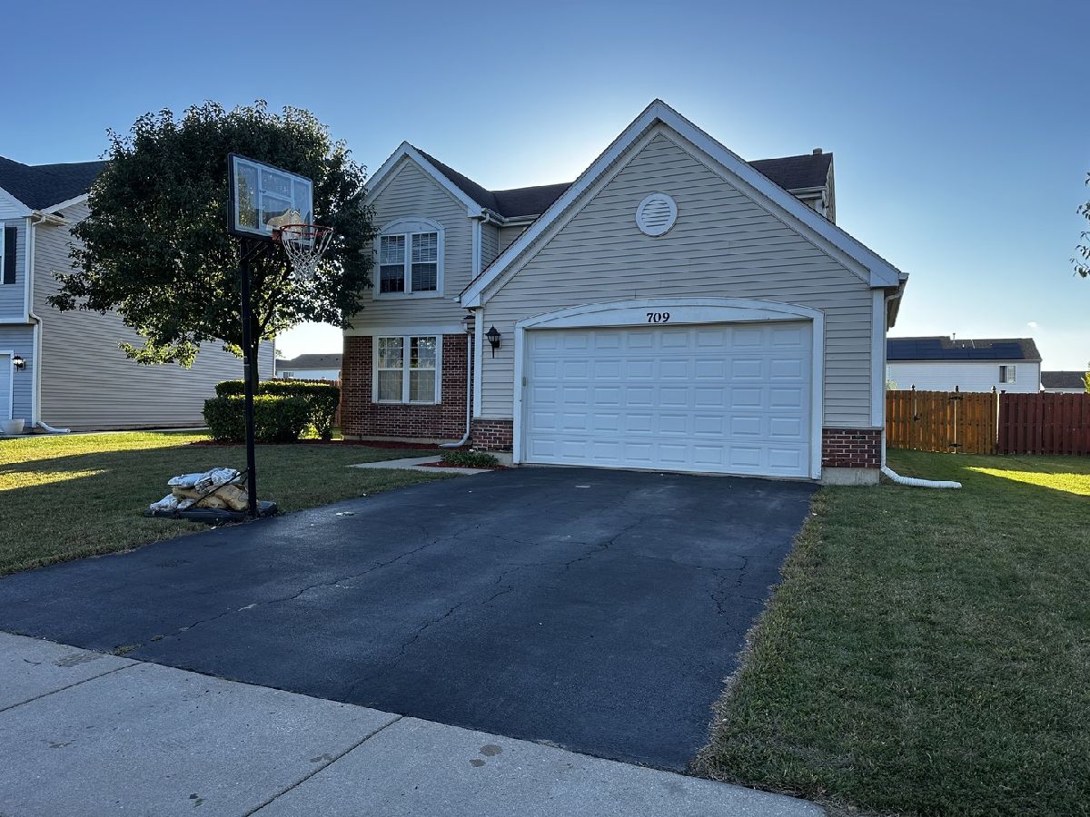 Townhomes & Condos & Homes For Sale Silver Leaf Joliet Illinois, 709 Winterberry Drive