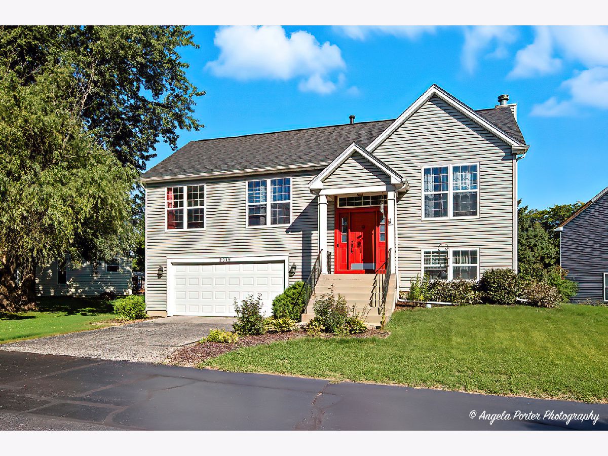Homes & Townhomes For Sale Applewood Woodstock Illinois, 2019 Aspen Drive
