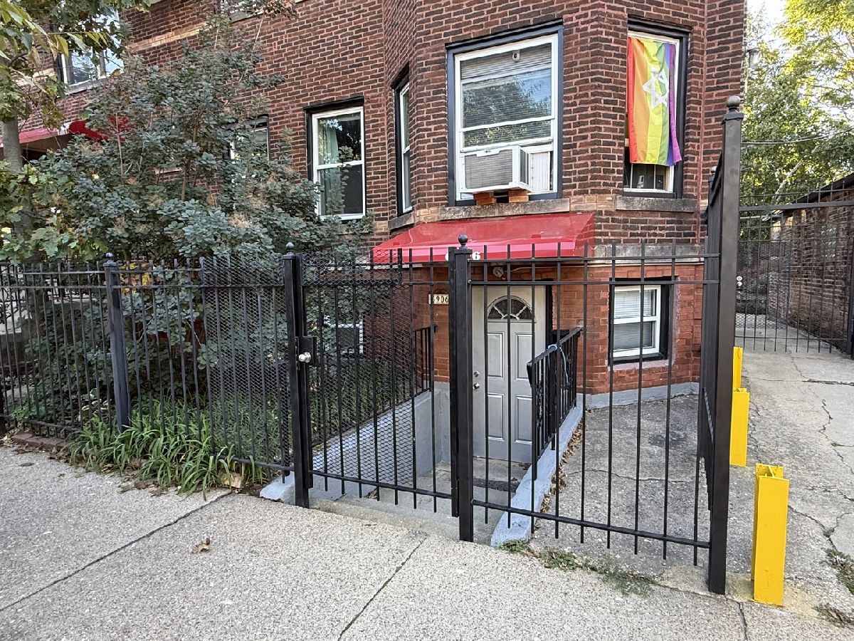 Rented Chicago Illinois, 6906 Wayne