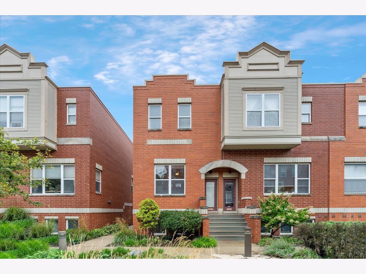  For Sale Chicago Illinois, 3651 Cornelia Avenue