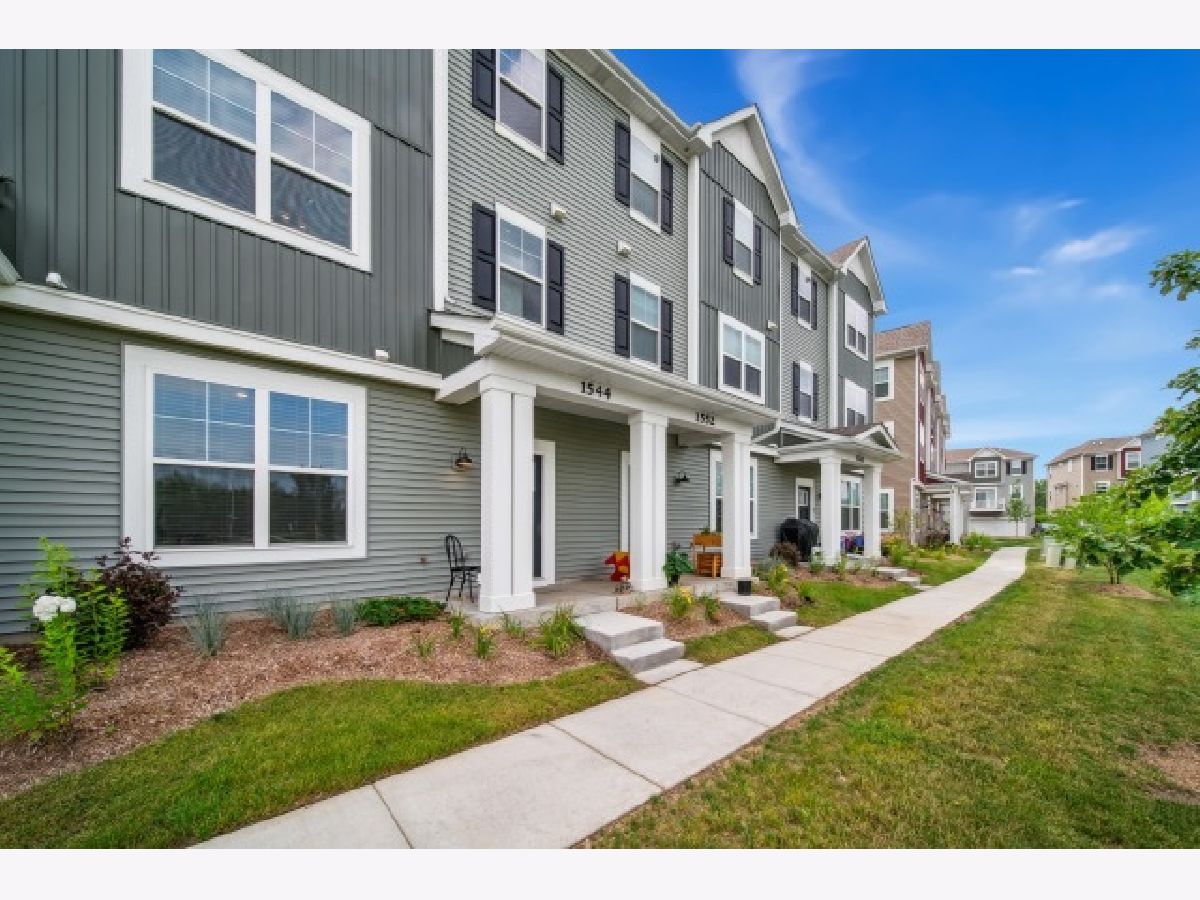Condos & Townhomes For Sale Tribeca Grayslake Illinois, 1544 Syracuse Drive
