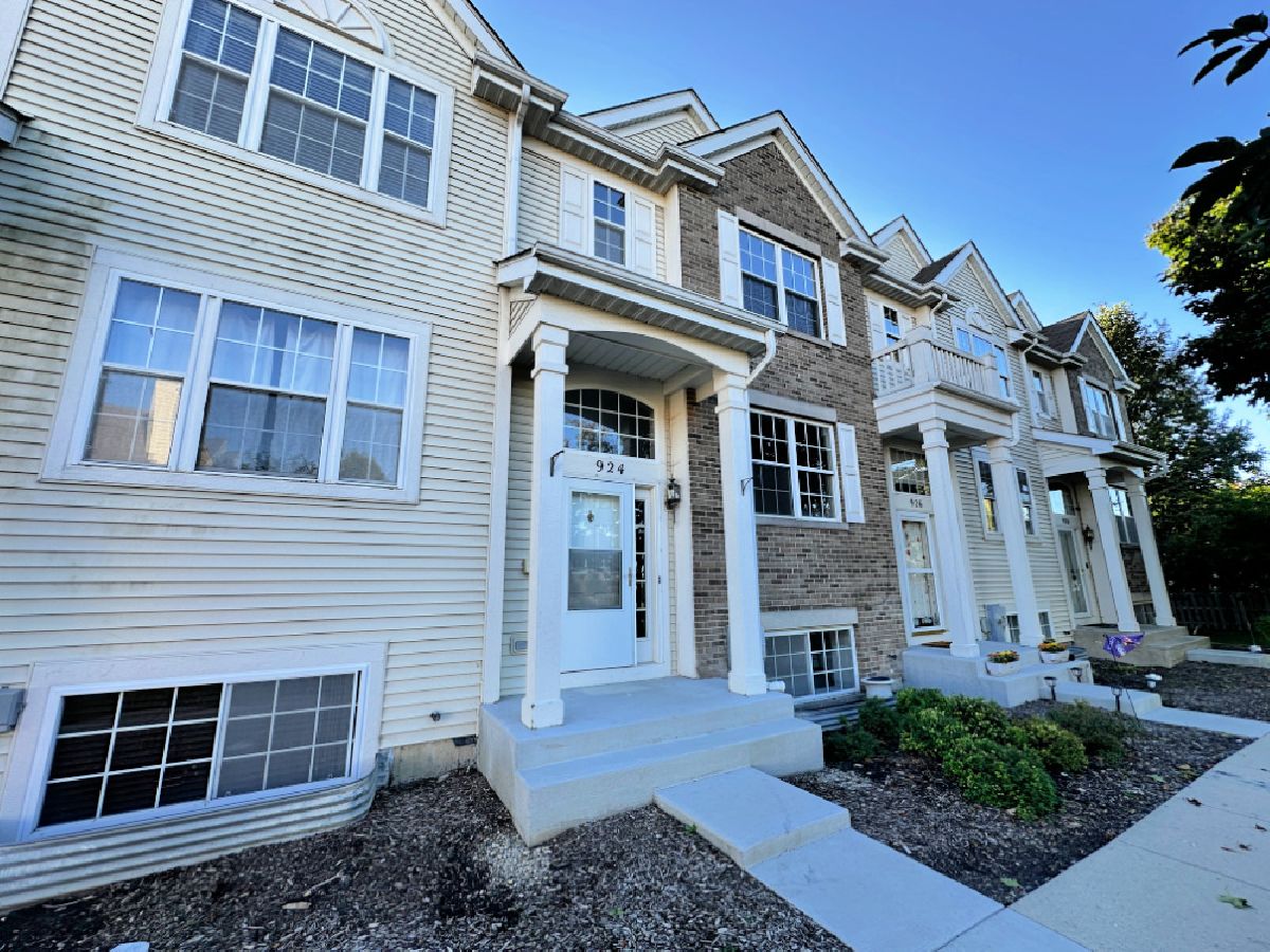  For Rent Pingree Grove Illinois, 924 Clover