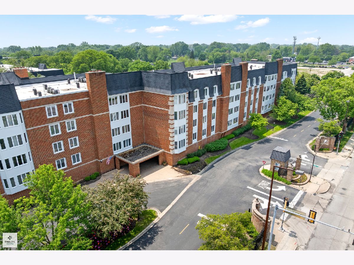 Condominiums For Sale Cambridge On The Lake Buffalo Grove Illinois, 50 Lake Boulevard