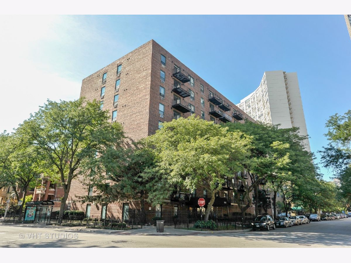 Condominiums For Rent The Coronado Chicago Illinois, 3900 Pine Grove