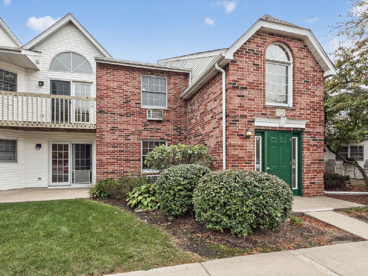 Condominiums For Sale Country Club Manor Woodstock Illinois, 501 Leah Lane