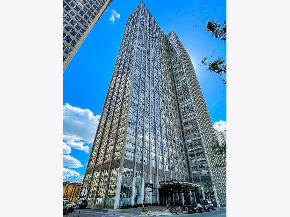 Condominiums For Rent Park Place Tower Chicago Illinois, 655 Irving Park
