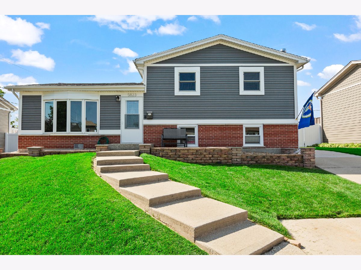  For Sale Oak Forest Illinois, 5823 Stuart Lane